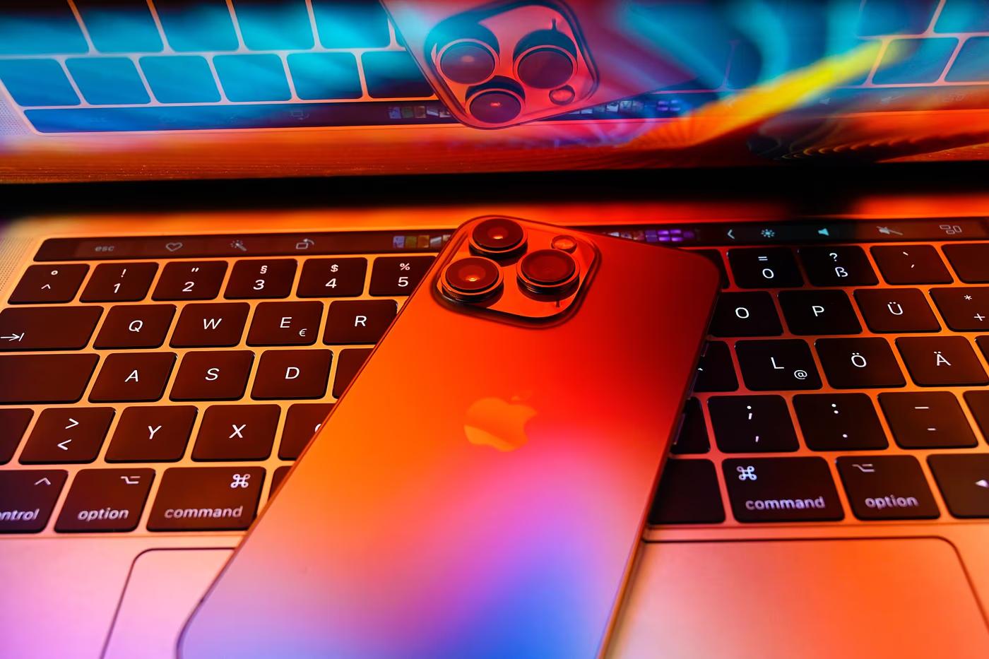 iPhone 13 Pro Sierra Blue sobre teclado de MacBook