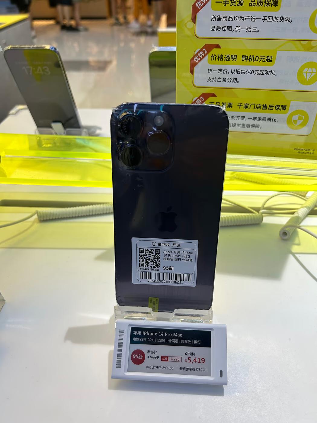 iPhone 14 Pro Max 256 GB en morado profundo, vista trasera