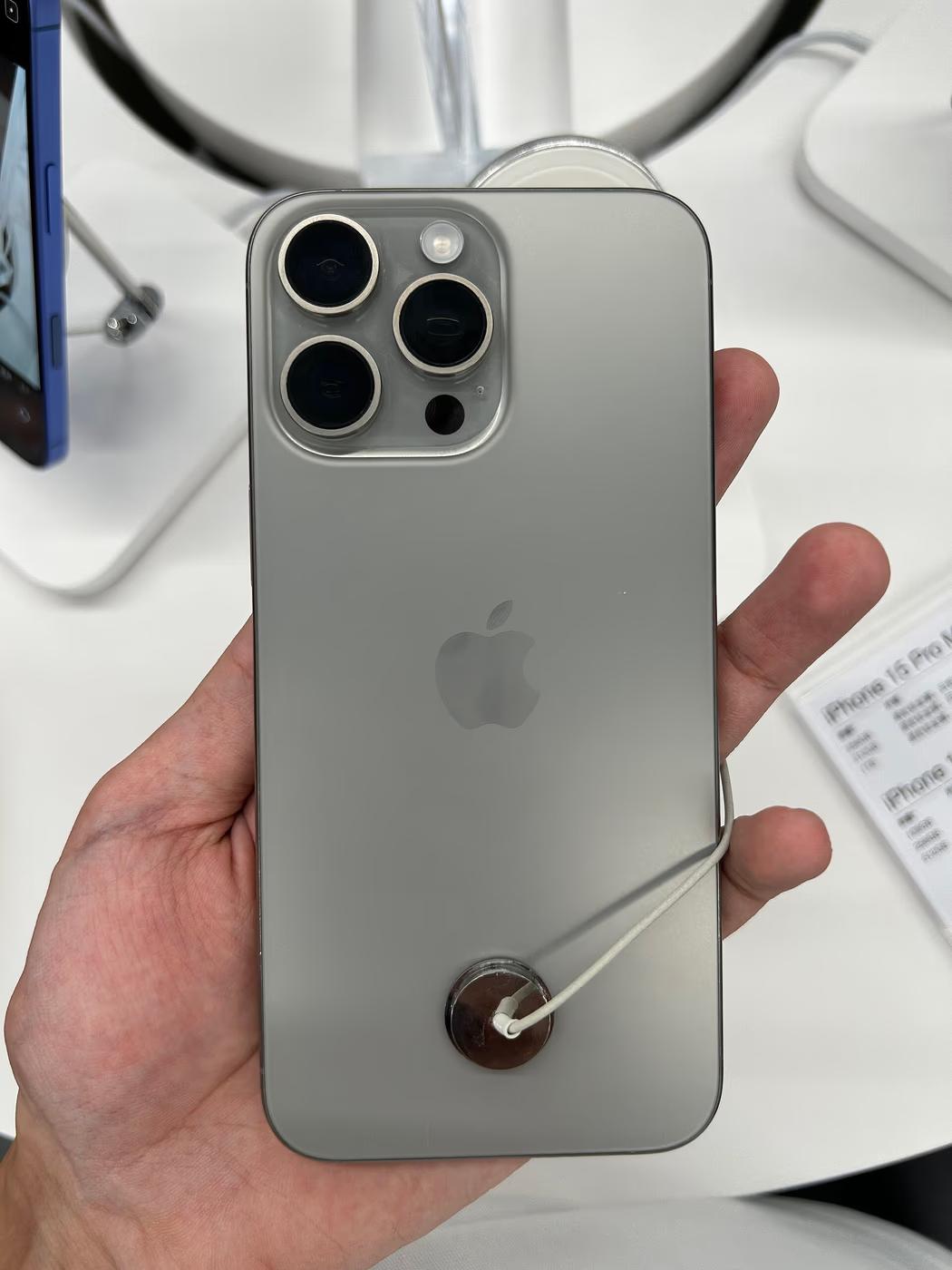 iPhone 15 Pro Max 256 GB en titanio natural, vista trasera